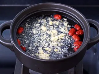 金燕耳金桔桂圆羹,纯净水和金燕耳的比例是1克金燕儿100克纯净水哟。