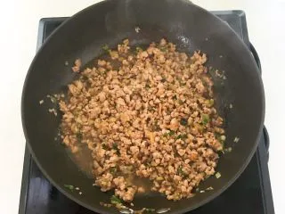 风味炒面 芽菜肉末炒玉米面,翻炒2分钟