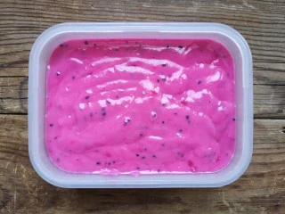 火龙果椰蓉奶冻,将搅拌挂旗的火龙果牛奶倒入盒中,冷却后,扣盖放入冰箱冷藏室,冷藏2-3小时以上。