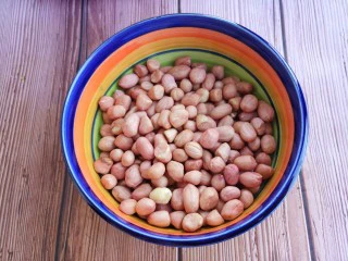 风味炒花生米,先准备一碗花生米。