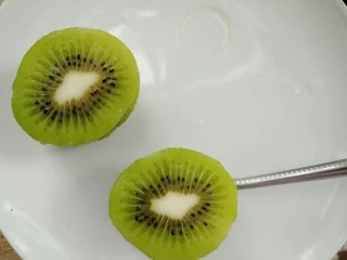 奇异果酸奶棒,奇异果对半切去掉外皮