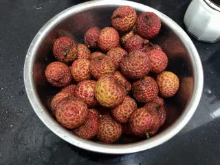 荔枝罐头➕ 玉雪肌肤罩绛纱,荔枝搓洗干净