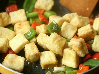 蚝油一口豆腐,最后倒入豆腐块快速翻炒至每个豆腐块都均匀沾上酱汁即可。