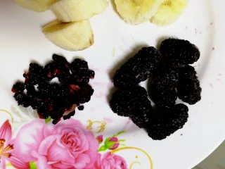 果粒奶昔【香蕉桑葚+香蕉芒果】,把几个桑葚弄碎。