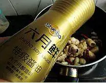 韩式安东炖鸡,加入鸡肉继续翻炒，加入酱油