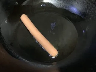 街边小吃一东北煎肠,煎