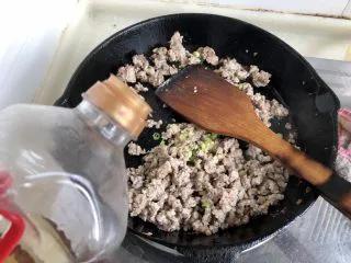 土豆的101种吃法➕火山肉末土豆泥,加入少许料酒煸炒去腥