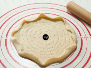 没有烤箱照样做出香浓芝士风味薄底披萨,擀好的饼底,用叉子在上面均匀戳出小孔,便于烘烤时透气。饼边等距离卷起,可以防止堆砌过多馅料时,topping滑落。