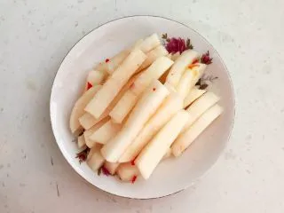 上班族的便当 风味独特的粢饭团,把酸辣白萝卜切成1㎝见方的小条