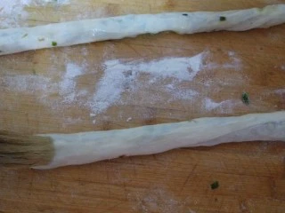 山西太原特色小吃，羊肉手抓饼,沫上一层肉馅料卷成卷，在刷均匀油。