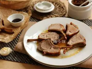盐焗风味烤羊排,上菜并享用吧!