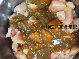 台灣府城道地小吃豆乳雞,將步驟2混勻的醃料倒入切好的雞肉塊中(大小約2*2公分)