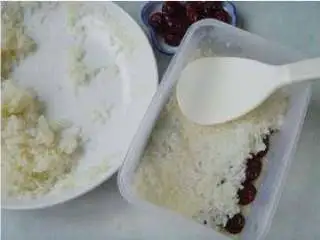 北京小吃:切糕,依次类推,继续摆放糯米饭和红枣。(注意:层次越多越漂亮,但也不要太多)