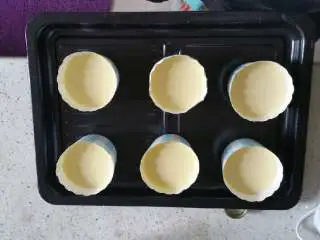 风味纸杯戚风蛋糕,倒入纸杯