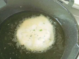 从小吃到大的黑芝麻葱油饼,油沸腾之后，放入葱油饼，转小火，火太大容易焦哦（虽然我从小就爱吃焦一点的东西……）上色之后翻面，一般一两分钟就好了，出锅。
