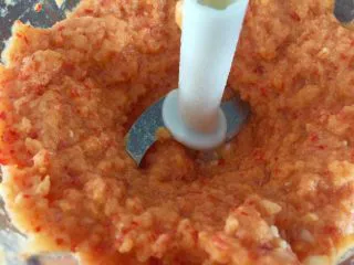 辣椒虾酱地瓜叶·东南亚风味,搅打，不需要打的非常细腻。稍微带些颗粒后面成品口感会很好。