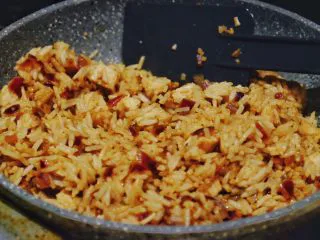 秘制异国风味鸡胸肉腌料&绝佳搭配 （减肥必备）,炒米饭 将汁水和米饭洋葱鸡丁融合均匀