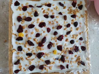 厚切芒果酸奶,再撒上适量的蔓越莓干