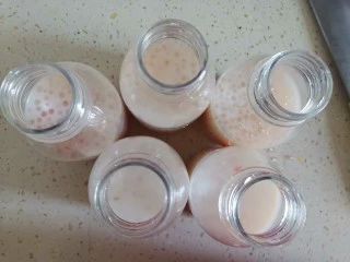 夏日甜品杨枝甘露,加入适量的椰汁，加之杯子7分满