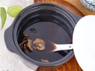 妇科圣方《四物汤》,将两次的药汁合在一起。