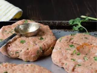 越南风味牛油果火鸡堡,用手将原料均匀地混合，将汉堡肉做成4个大小均等的肉饼放在烤盘中，冷冻15分钟至成形。