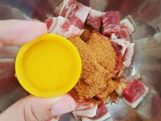 东北风味小炒,加入一瓶盖的料酒。