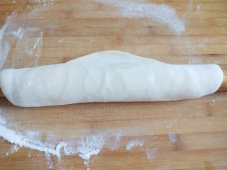 手擀面 北京特色小吃 炸酱面,在卷在擀面杖推拉式擀开。