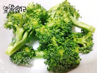 夏日减肥优选—风味猪肉沙拉,西兰花按茎切成小块，洗净