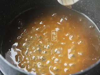 苦夏时的清爽下饭菜~酿苦瓜,另外取一口锅,倒入适量水,倒入淀粉水勾芡;