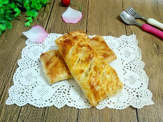 法式甜点~香蕉派,成品，外皮酥脆，咬一口里面的香蕉软软甜甜的！