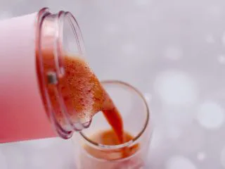 水蜜桃车厘子奶昔,把打好的奶昔，倒入杯中即可。