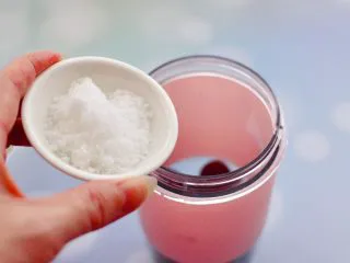 蓝莓葡萄甜汁,倒入称重后的白砂糖。