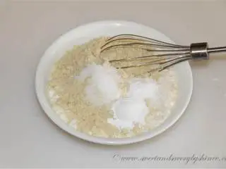 杏仁浆果麦芬,将中筋面粉,杏仁粉(1/2 杯),苏打粉,泡打粉和盐在小碗中混在一起。