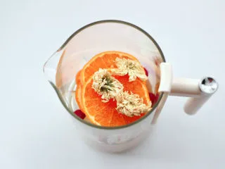 时令水果养生茶,加入菊花。