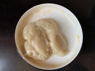 经典小吃驴打滚,加入黄油揉匀