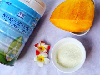 百变水果 芒果冰格,准备好食材:芒果1/3个、澳优淳璀有机配方奶3勺。