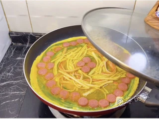 鲜香味美的风味豇豆鸡蛋饼教程,盖上盖煎熟