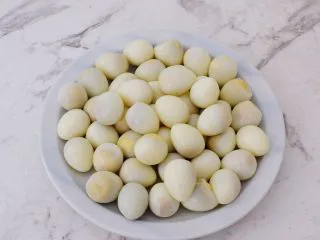 香辣啤酒鹌鹑蛋,再捞出放入冷水里泡凉后剥壳