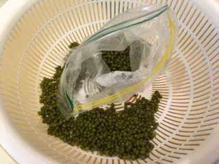 清凉一下绿豆汤,装进拉链袋