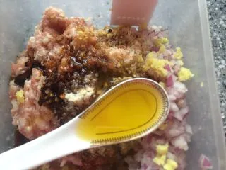 乡味~重庆小吃红油抄手,放入橄榄油。