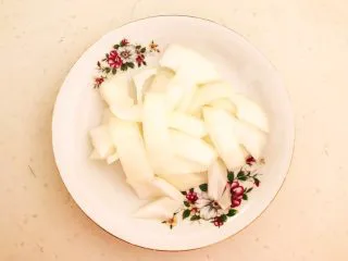 10分钟快手菜 肉粒多风味香肠炒俄式乳瓜,把圆葱切成1㎝宽的小块