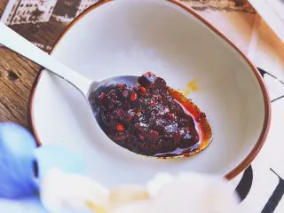 香辣过瘾 十分钟无油版 回锅肉,调制酱料：碗内放入豆瓣酱