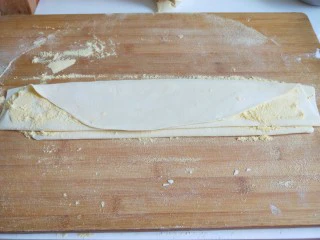 手擀面 北京特色小吃 炸酱面,折叠好的就可以切丝了。