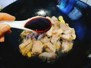 家常菜+红烧排骨,加入蚝油，快速翻炒均匀。