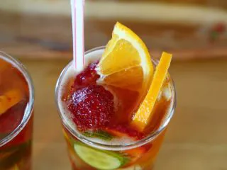 英式水果鸡尾酒Pimm's,10.切2片橙子放入杯中。