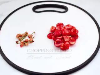 樱桃草莓冰爽果汁,洗净的樱桃去蒂去核,把樱桃掰成两半。