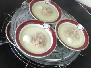 厦门名小吃碗仔粿（葱油粿）,大锅装水，大火烧开，把米浆碗放进去，大火蒸20～25分钟。