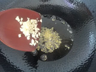 温州端午小吃— 薄饼,热锅凉油放入姜蒜末炒出香味