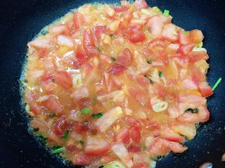 番茄金针菇汤,将西红柿熬两分钟。