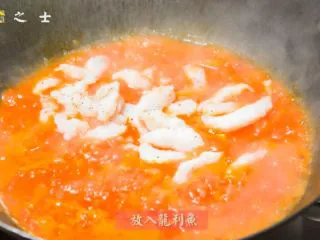 能吃下一盆米饭的------茄汁龙利鱼,番茄炒好后，根据自己龙利鱼的数量，加入小半碗水左右~ 烧开后，放入烫熟的龙利鱼~